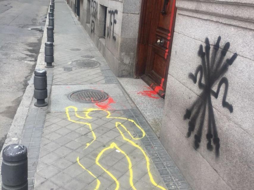 Pintadas de Falange contra el Hogar Vasco de Madrid.