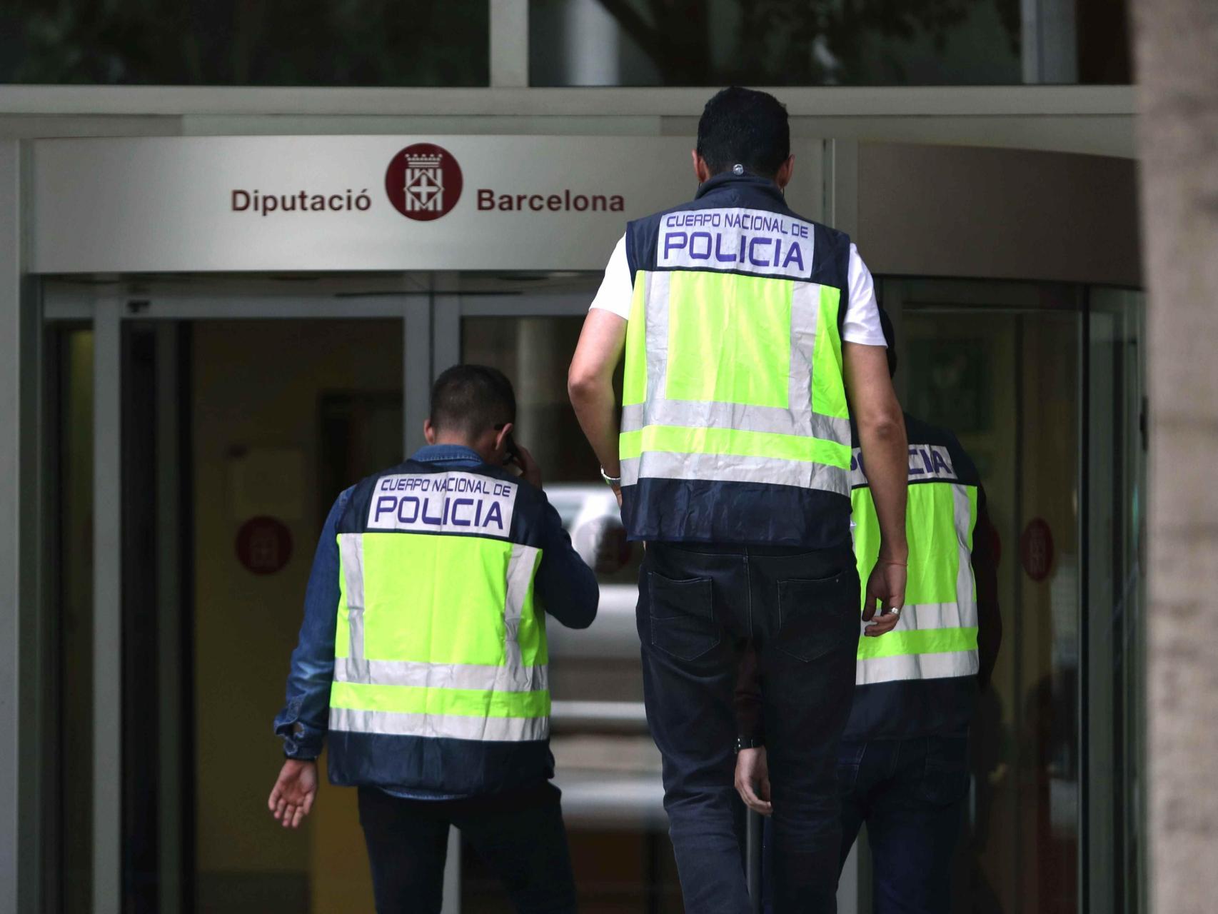 Agentes de la UDEF en los registros de este jueves en la Diputación de Barcelona.