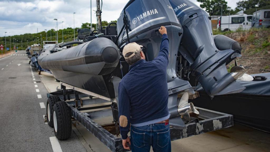 Varias narcolanchas con potentes motores puestas en fila en el interior del depósito judicial.