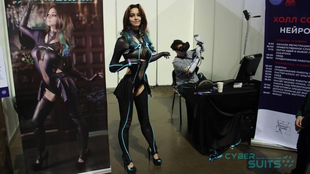 Olga ejerce de modelo de sus propios cibertrajes.