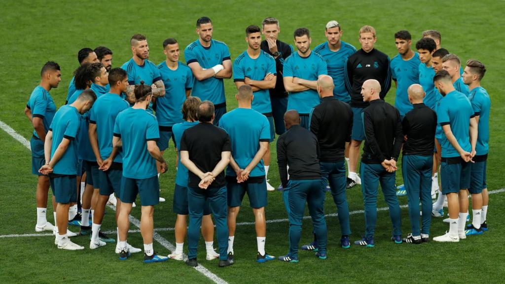 La plantilla, concentrada y escuchando a Zidane durante el entrenamiento.
