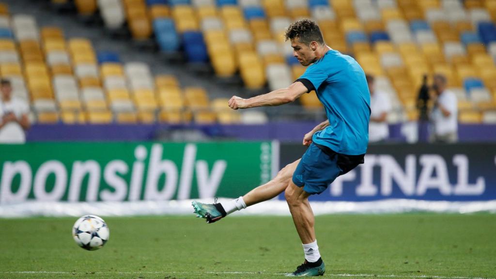Cristiano Ronaldo golpea la pelota durante el entrenamiento.
