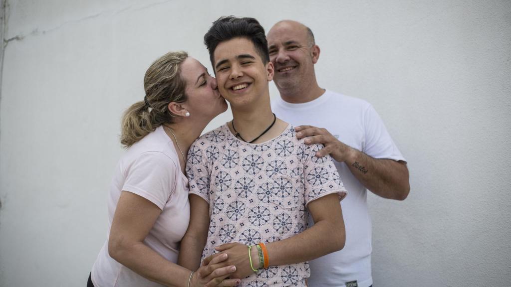Luis Manuel Alza con sus padres en Villamartín (Cádiz), su pueblo natal.