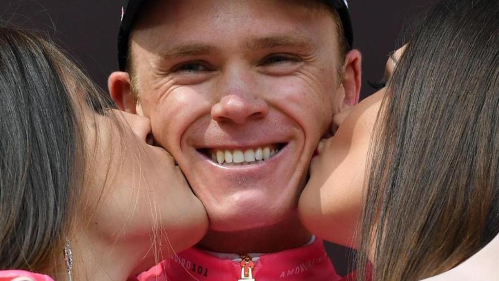 Froome celebra la maglia rosa.
