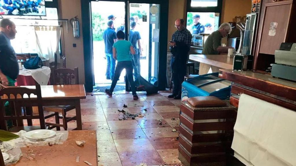 El estado del bar de Coruxo donde se produjeron los altercados.