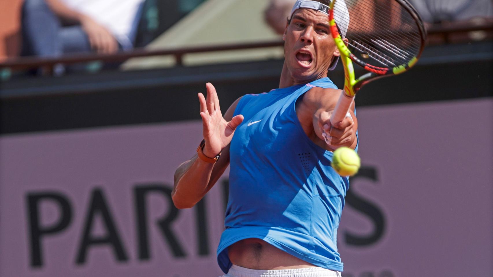 Nadal, entrenando en Roland Garros.