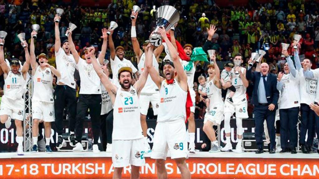 El Madrid celebra la Euroliga en Belgrado.