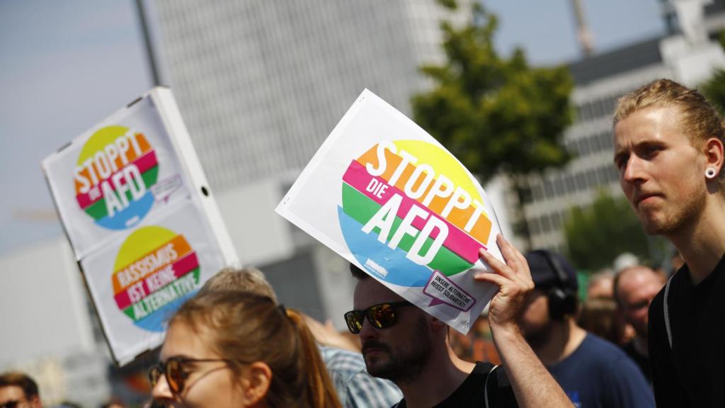 Frente a la AfD se dieron cita casi 25.000 contra-manifestantes.