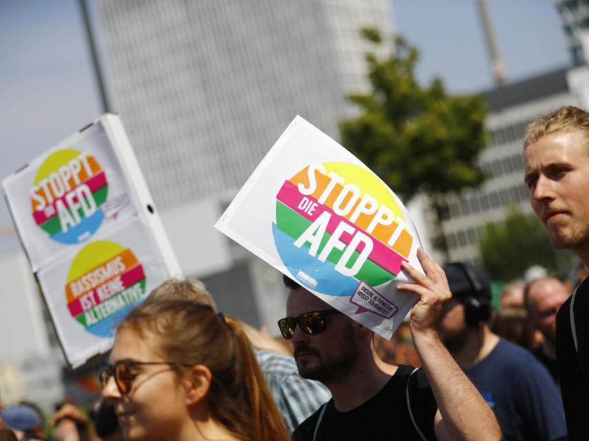 Frente a la AfD se dieron cita casi 25.000 contra-manifestantes.