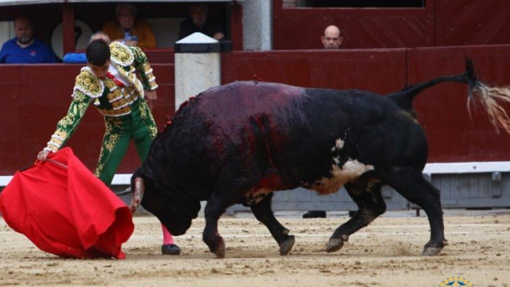 Derechazo de Venegas al segundo, el toro mejor hecho