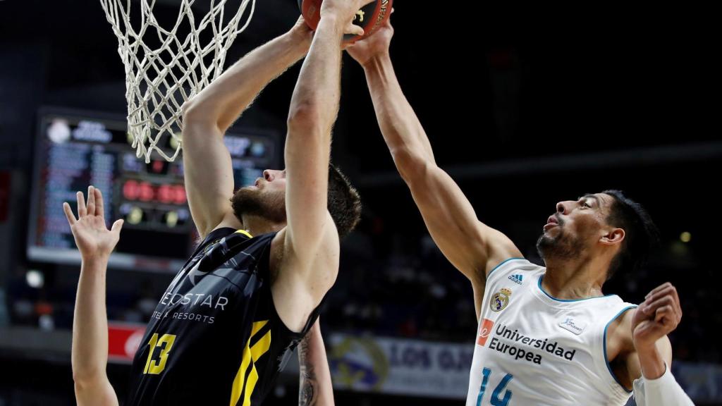 Ayón coloca un tapón a Tobey durante el primer encuentro de la serie de cuartos de final.