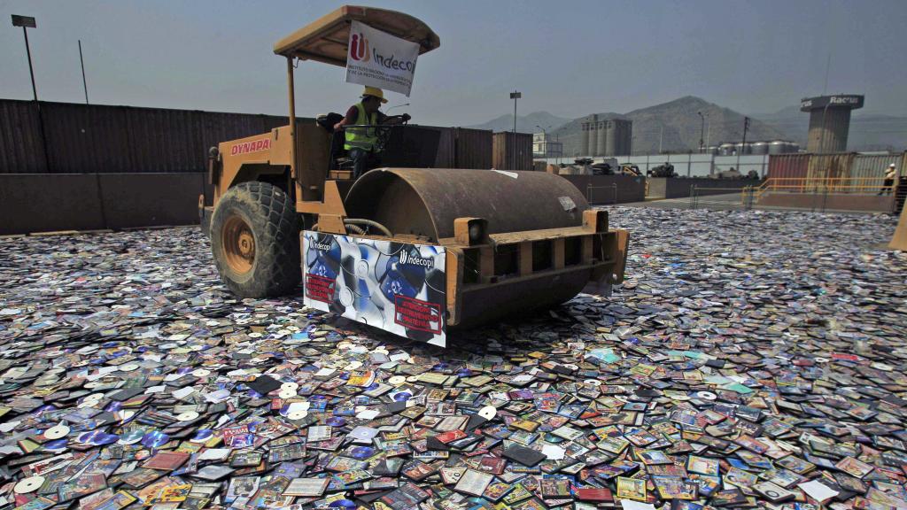 Destrucción de DVDs piratas incautados en Perú.