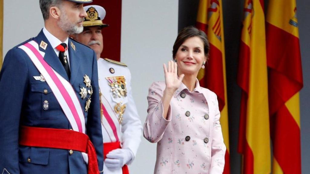Los reyes de España en el desfile de las Fuerzas Armadas.