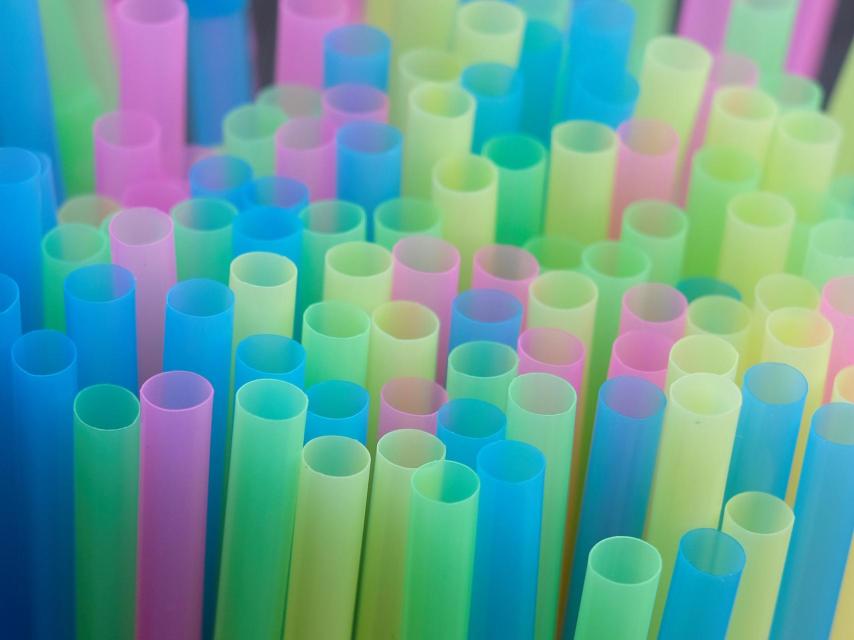 Bruselas quiere prohibir las pajitas de plástico y sustituirlas por otros materiales