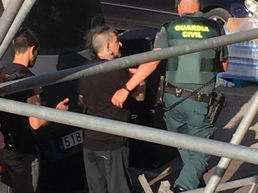 Evaristo y un guardia civil en el momento de su identificación, en Jerez de la Frontera.