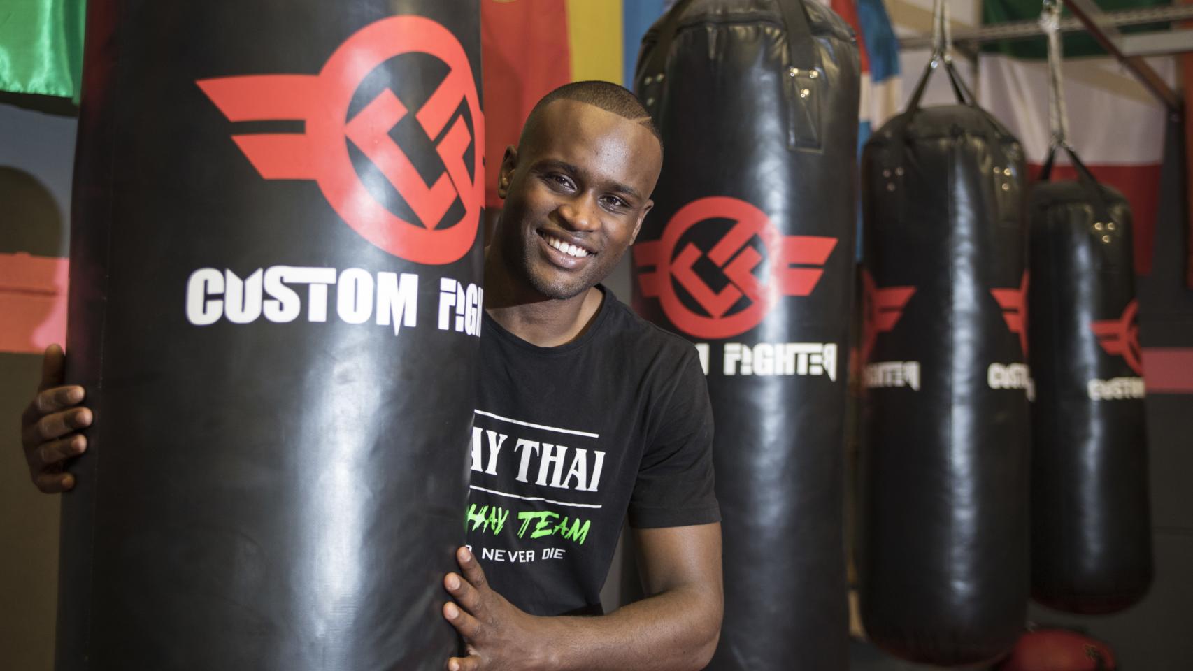 Nayanesh, detrás del saco.