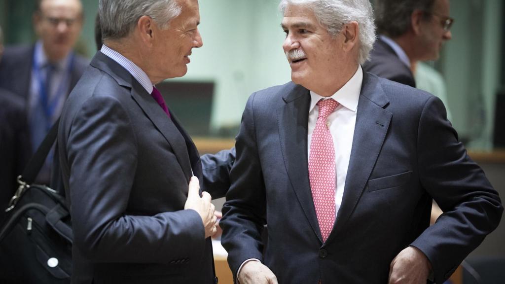 El ministro de Exteriores, Alfonso Dastis, conversa con su homólogo belga