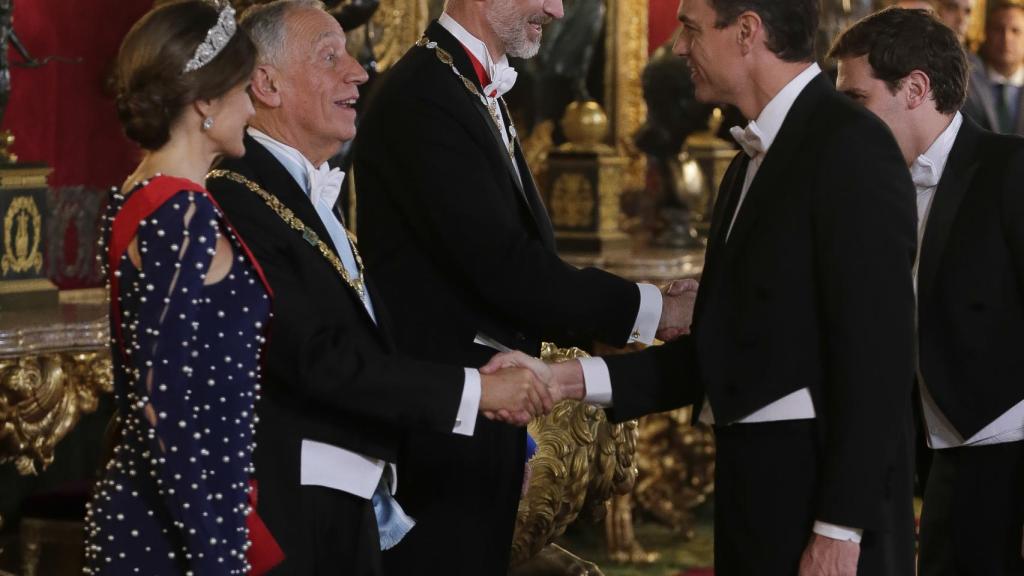 La reina Letizia sonríe ante la llegada de Pedro Sánchez.