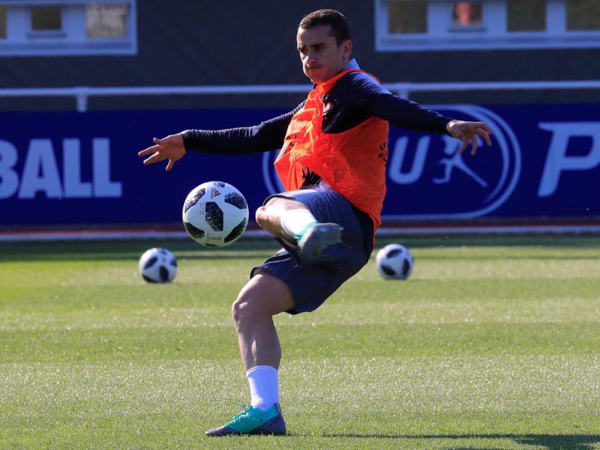 Griezmann dispara durante un entrenamiento.