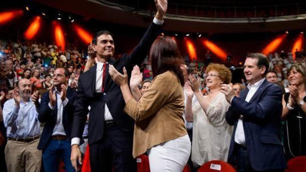Beatriz Carvajal aplaudiendo a Pedro Sánchez.