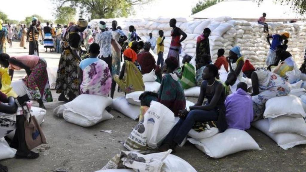 Refugiados esperando la ayuda humanitaria.