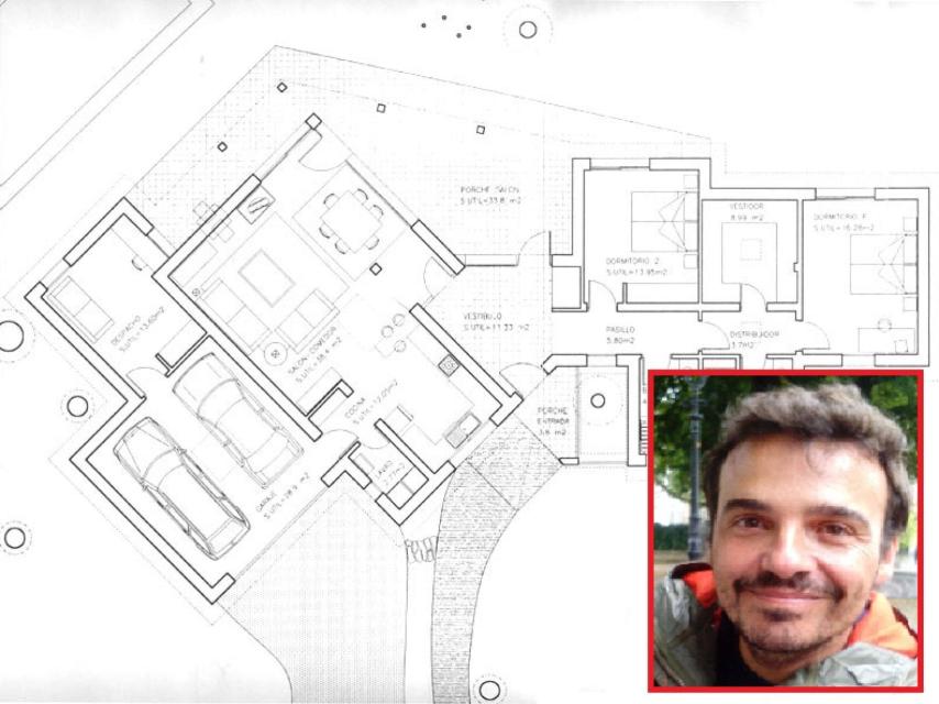 El arquitecto José Ignacio Rubio y el plano de la vivienda de Galapagar.