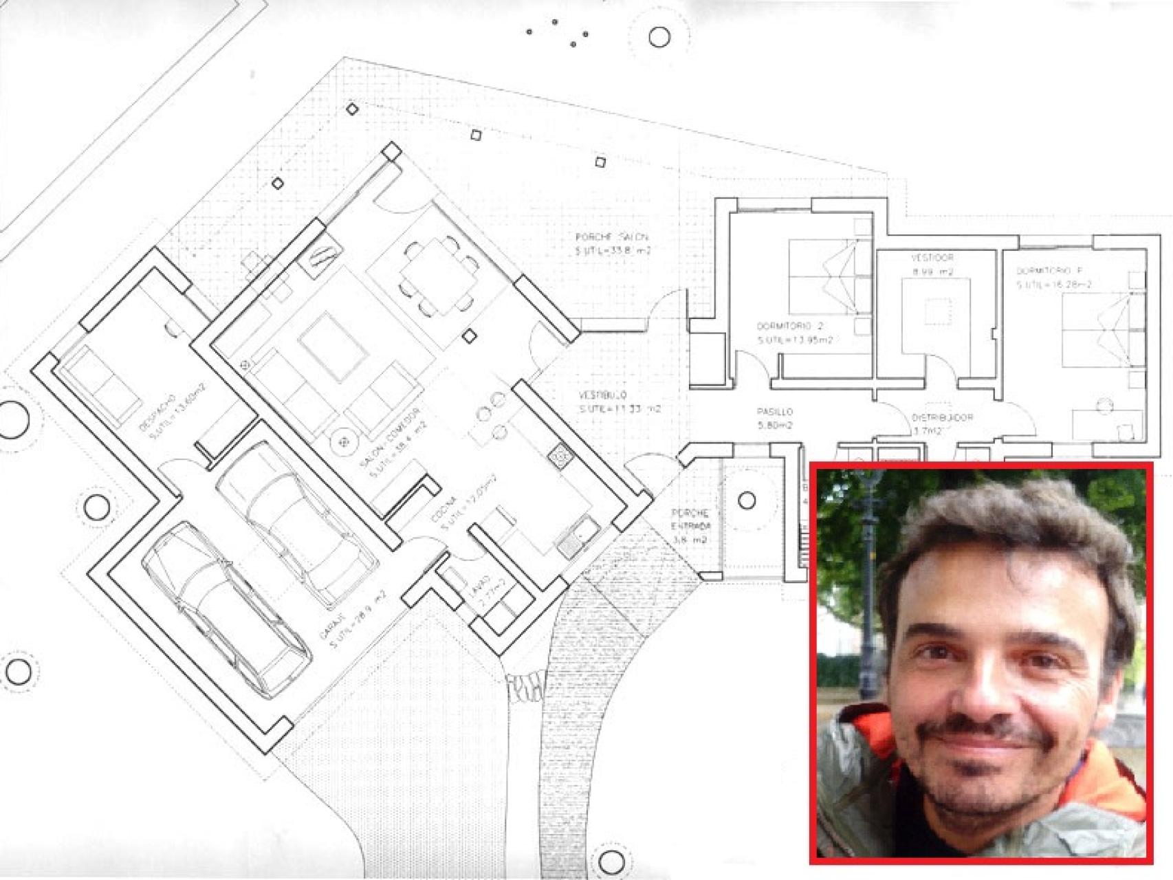 El arquitecto José Ignacio Rubio y el plano de la vivienda de Galapagar.
