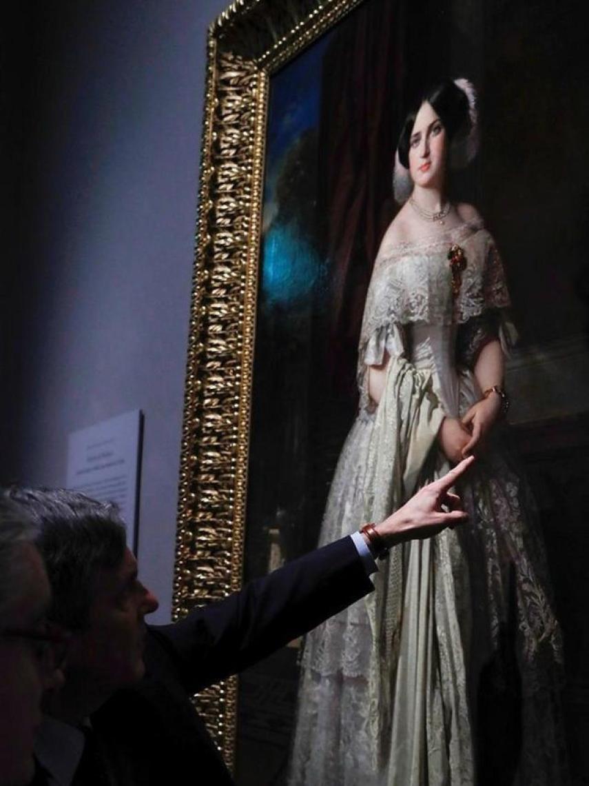 Javier Barón frente a la obra regalada por Koplowitz, recién colgada.