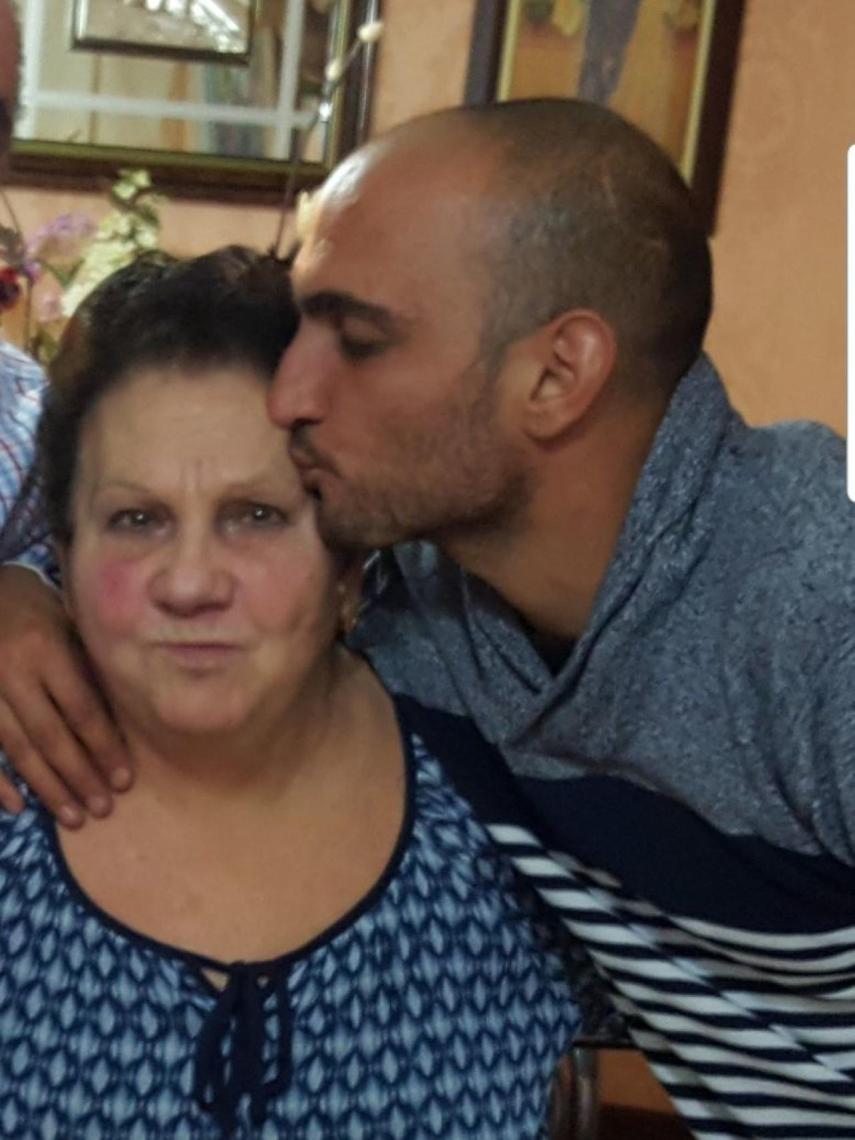 Manuel, el hijo de José, besando a su abuela paterna.