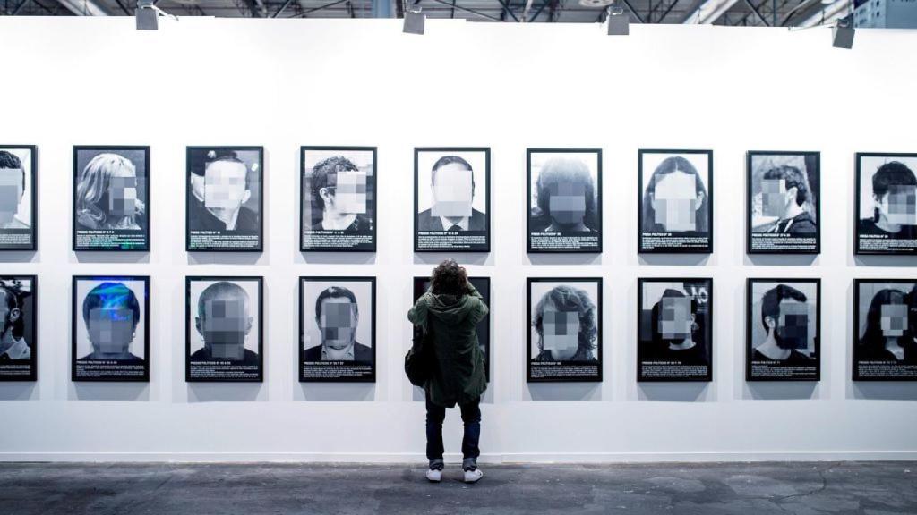 La obra de Santiago Sierra antes de ser descolgada de ARCO tras la censura.