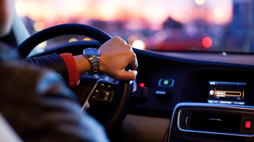 Un conductor de un vehículo.