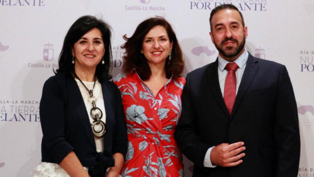 Orlena de Miguel, en el centro, a su llegada al Teatro Palenque