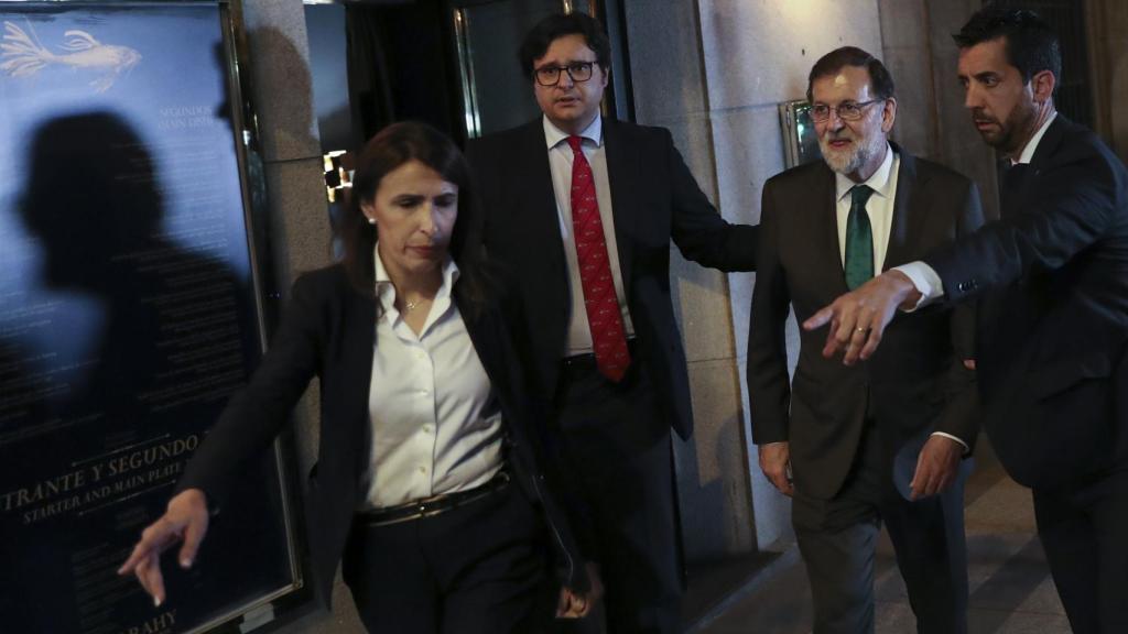 Mariano Rajoy se dirige a su coche tras salir de un restaurante en Madrid.