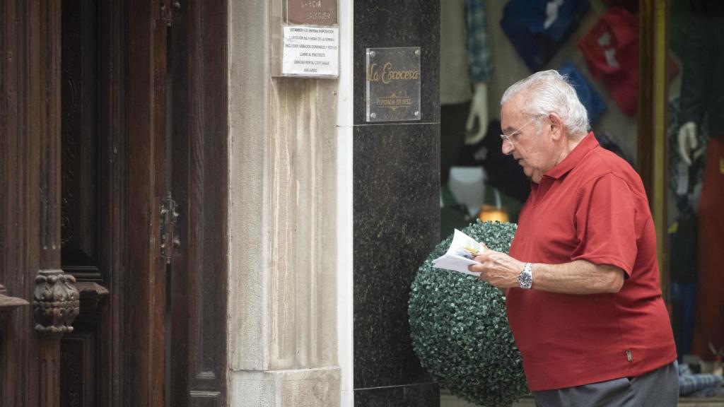 El ginecólogo Abelardo García Balaguer accede a su clínica en el centro de La Línea de la Concepción (Cádiz).