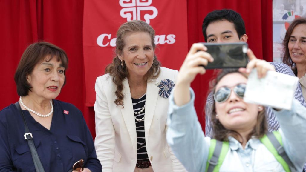 La infanta Elena sacándose un 'selfie' en el evento.