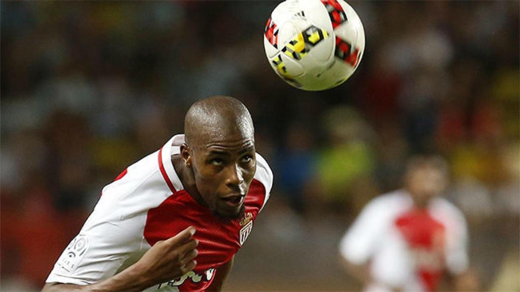 Sidibé despeja el balón