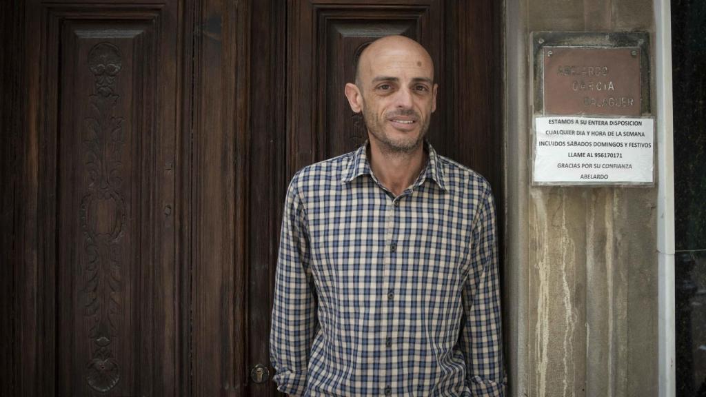 El detective Rafael Carrasco delante del portón de la consulta de uno de los ginecólogos de los que la Justicia sospechó de estar involucrado en la trama de bebés robados.