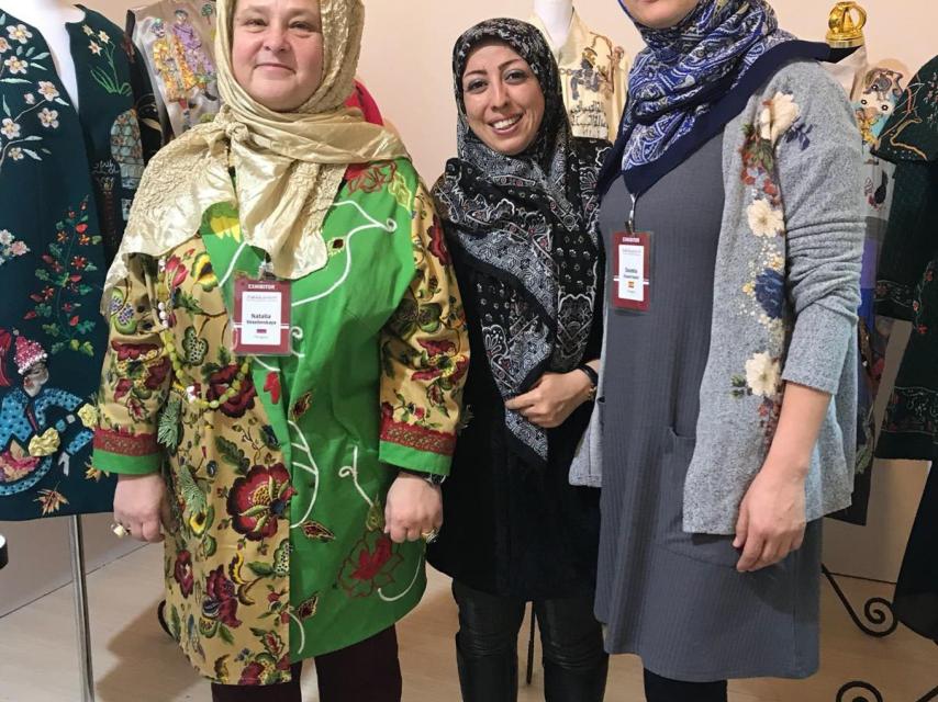 Clientas en su stand de Teherán.