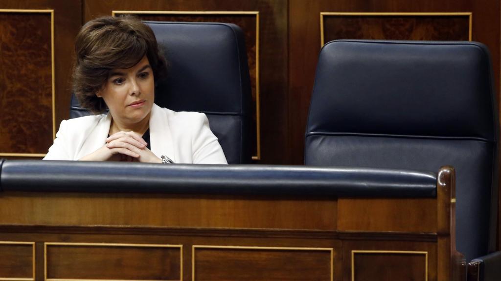 Soraya Sáez de Santamaría, con el asiento vacío de Rajoy.
