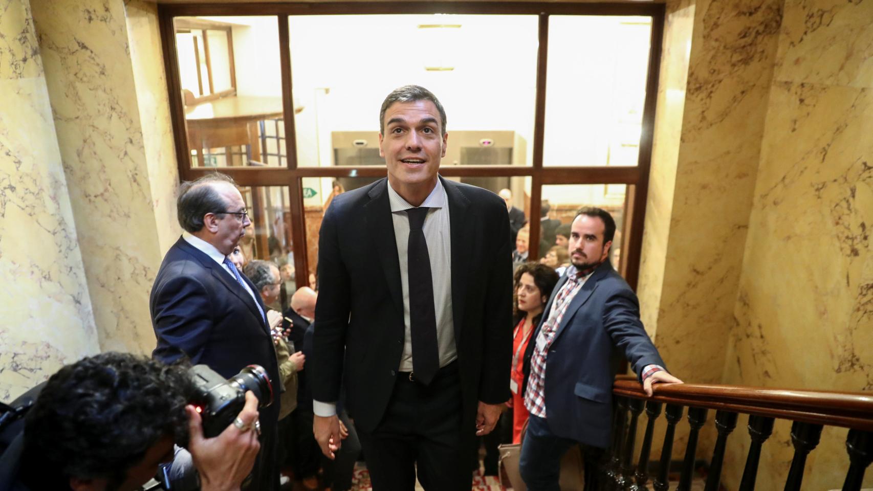 Pedro Sánchez abandona la cámara del Congreso tras la votación.