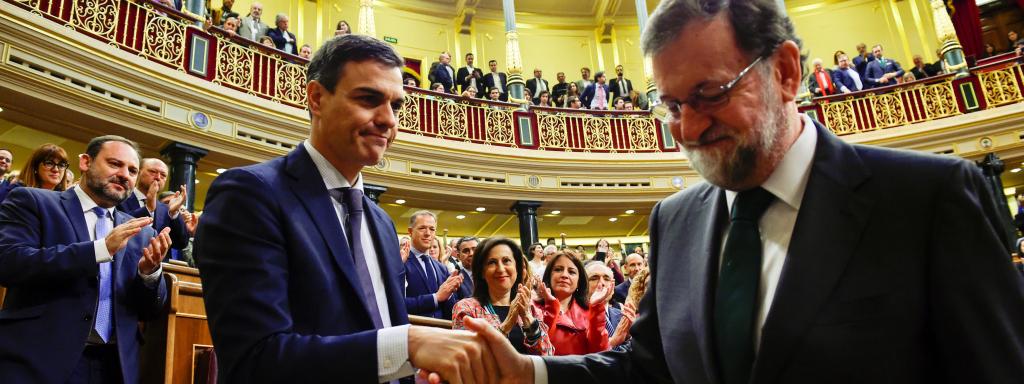 Pedro Sánchez y Mariano Rajoy se dan la mano tras la elección del primero como presidente.