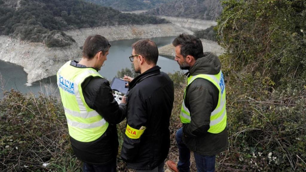 Los Mossos d'Esquadra revisan el lugar donde aparecieron los cadáveres de los jóvenes