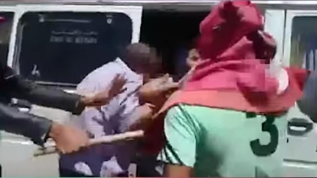 Uno de los instantes en que los encapuchados agreden a la mujer.