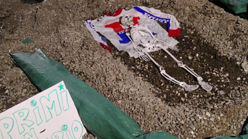 Escenifican una tumba de Márquez en Mugello