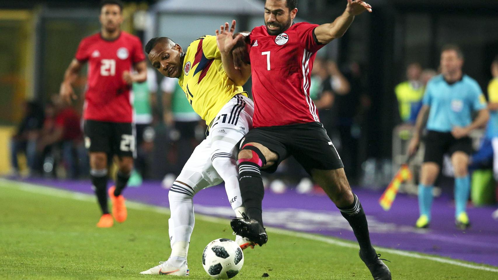 Izquierdo y Ahmed disputan un balón este viernes.