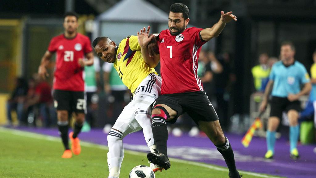 Izquierdo y Ahmed disputan un balón este viernes.