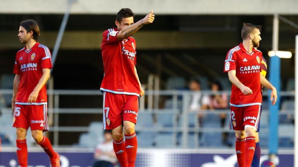 Jugadores del Real Zaragoza celebran un gol.