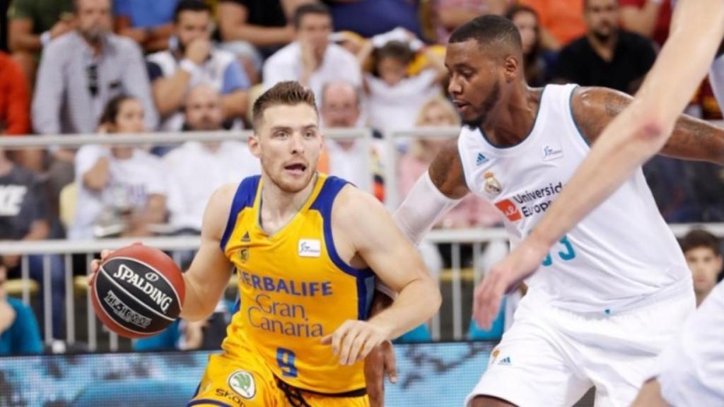 Trey Thompkins ante un jugador del Herbalife Gran Canaria. Foto: Twitter (@GranCanariaCB)