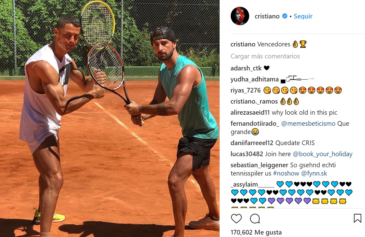 Cristiano pasa de los rumores junto a sus amigos