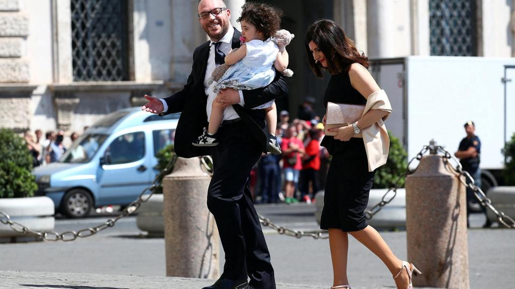 Lorenzo Fontana llega con su familia al Palacio del Quirinal.